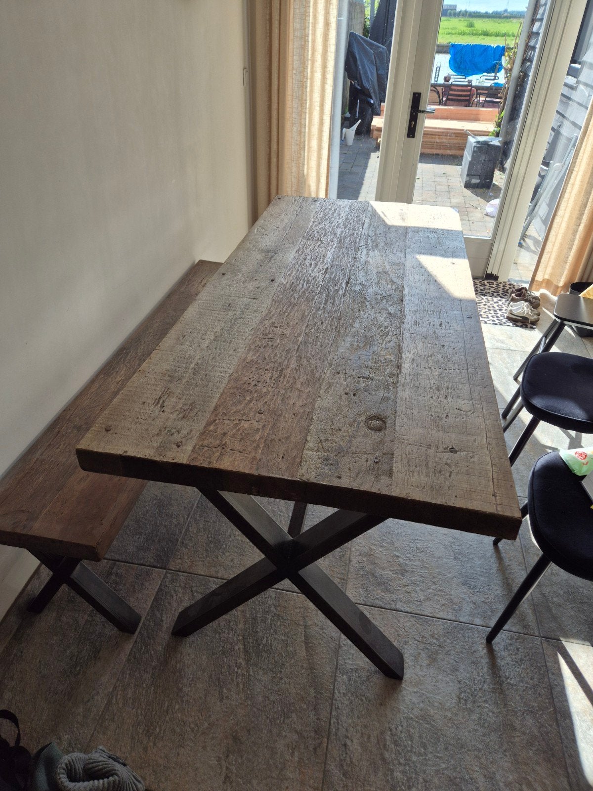 Robuuste eettafel met bijpassende bank, Overige houtsoorten, Zo goed als nieuw, Vijf personen of meer, 150 tot 200 cm