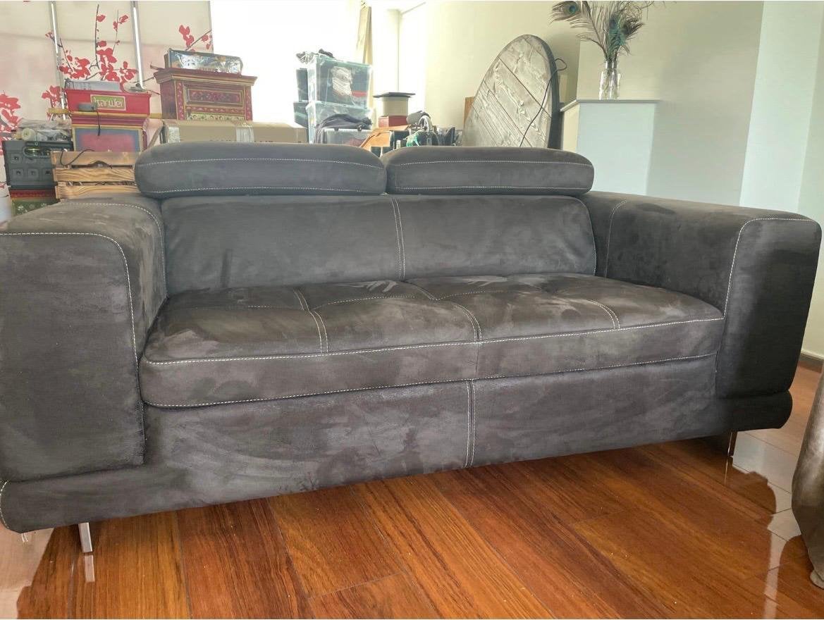 Moderne 2-zitbank  donkergrijs velvet met metalen accenten, Huis en Inrichting, Ophalen, Zo goed als nieuw, Rechte bank