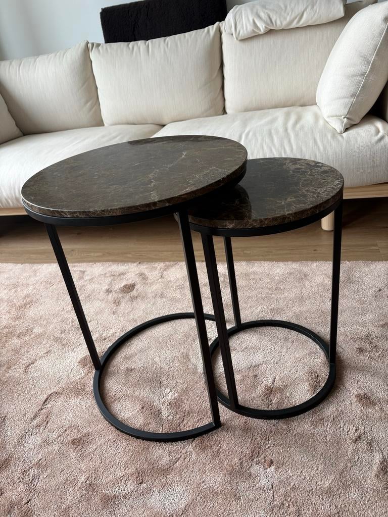 Richmond Interiors - Bijzettafel Marmer Set van 2, Minder dan 55 cm, Metaal of Aluminium, Rond, Zo goed als nieuw