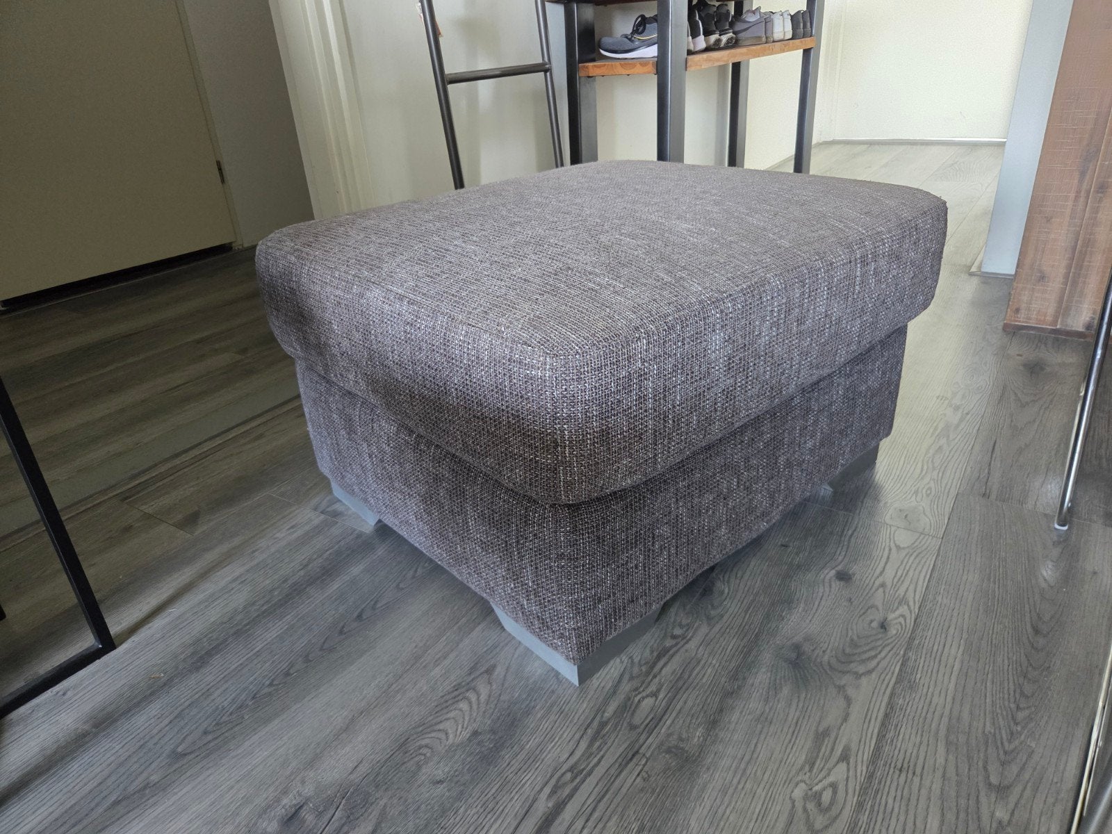 Grote poef met houten pootjes - redelijk goede staat, Ophalen of Verzenden, Gebruikt, Rechthoekig, Stof