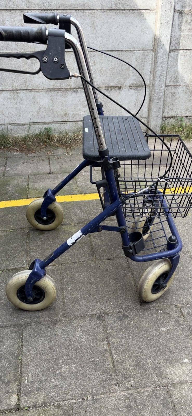 Rollator met mandje donker blauw, Ophalen, Zo goed als nieuw