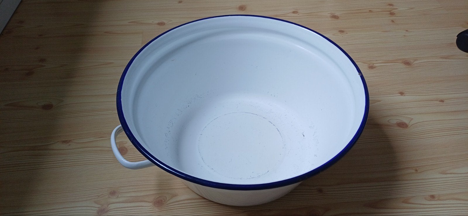 Emaile schaal met blauw randje, Ophalen