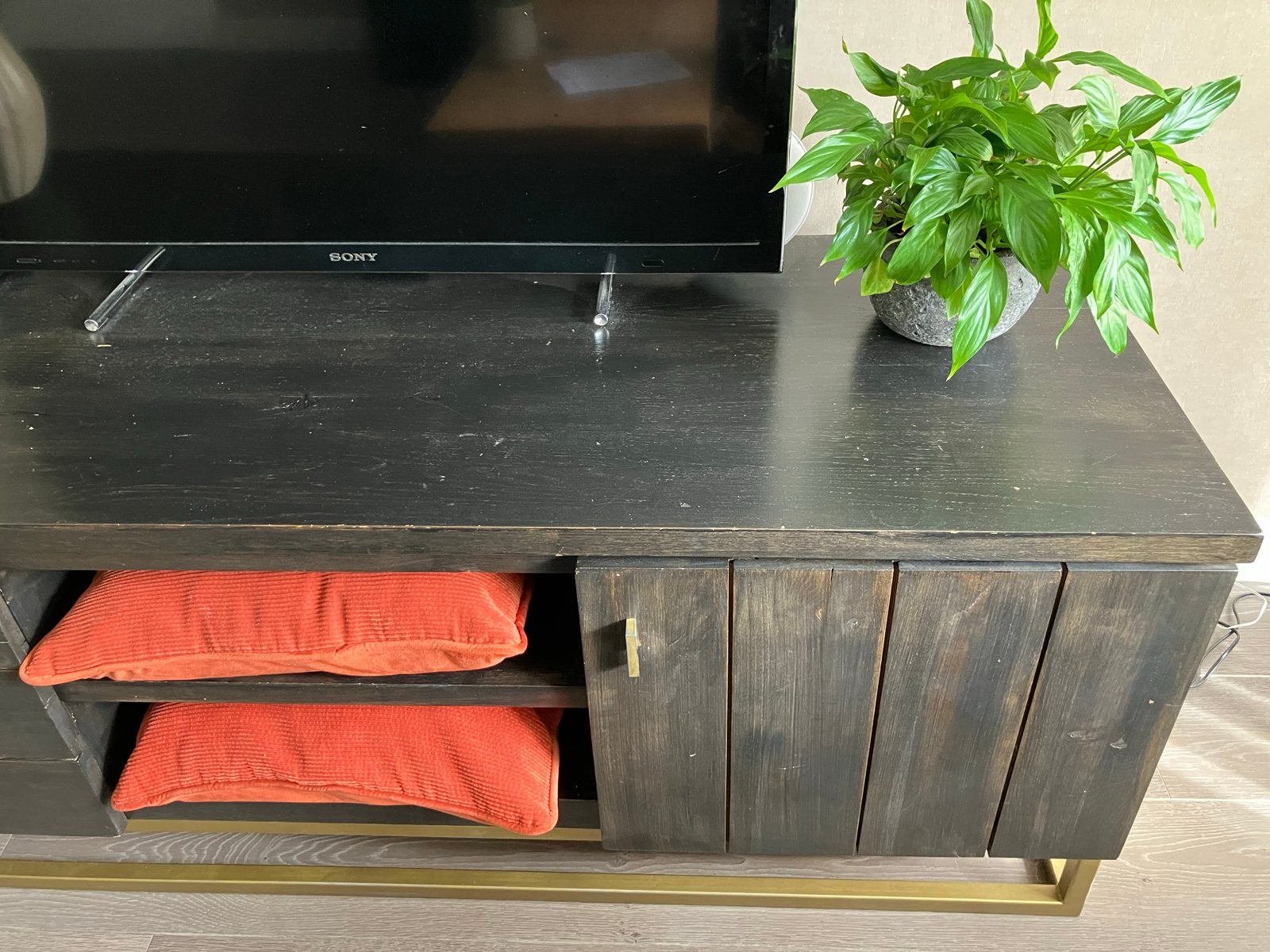 Zwart houten tv-meubel met gouden onderstel, Ophalen, Gebruikt, 150 tot 200 cm, Minder dan 100 cm