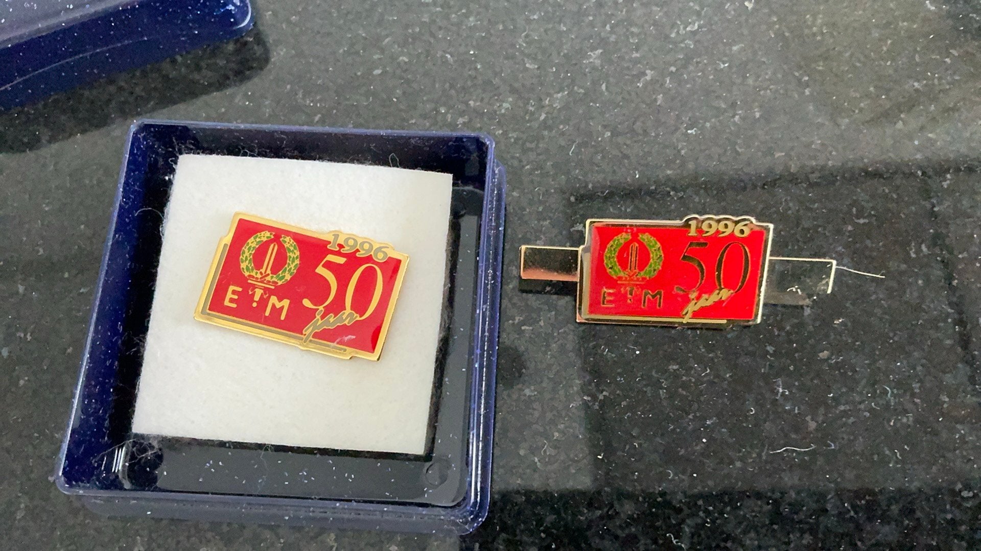 jubileumspeld uit 1996  van 50-jarig bestaan Eerste Divisie, Verzamelen, Ophalen of Verzenden, Landmacht, Nederland, Embleem of Badge
