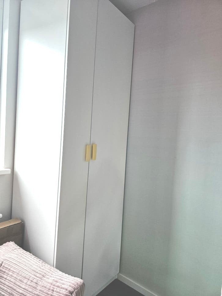 Mooi, witte hoge kast aangeboden, Huis en Inrichting, Kasten | Kledingkasten, Ophalen, Zo goed als nieuw, 50 tot 75 cm, 200 cm of meer