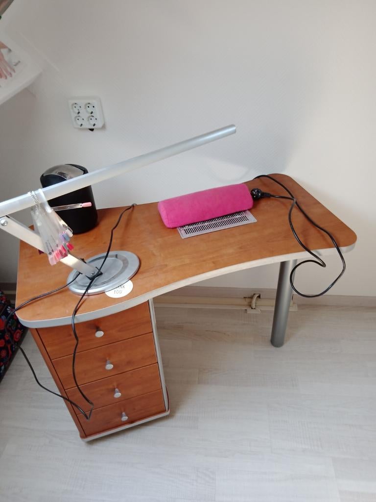 Nagel tafel met afzuiging, Ophalen, Zo goed als nieuw, Wit, Handen en Nagels