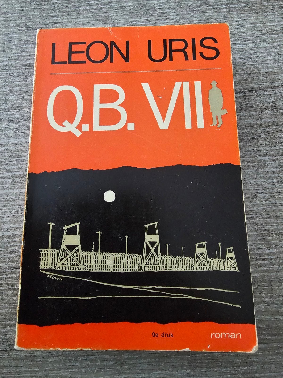 Leon Uris - Q.B. VII (9e druk), Boeken, Ophalen of Verzenden, Gelezen, Leon Uris