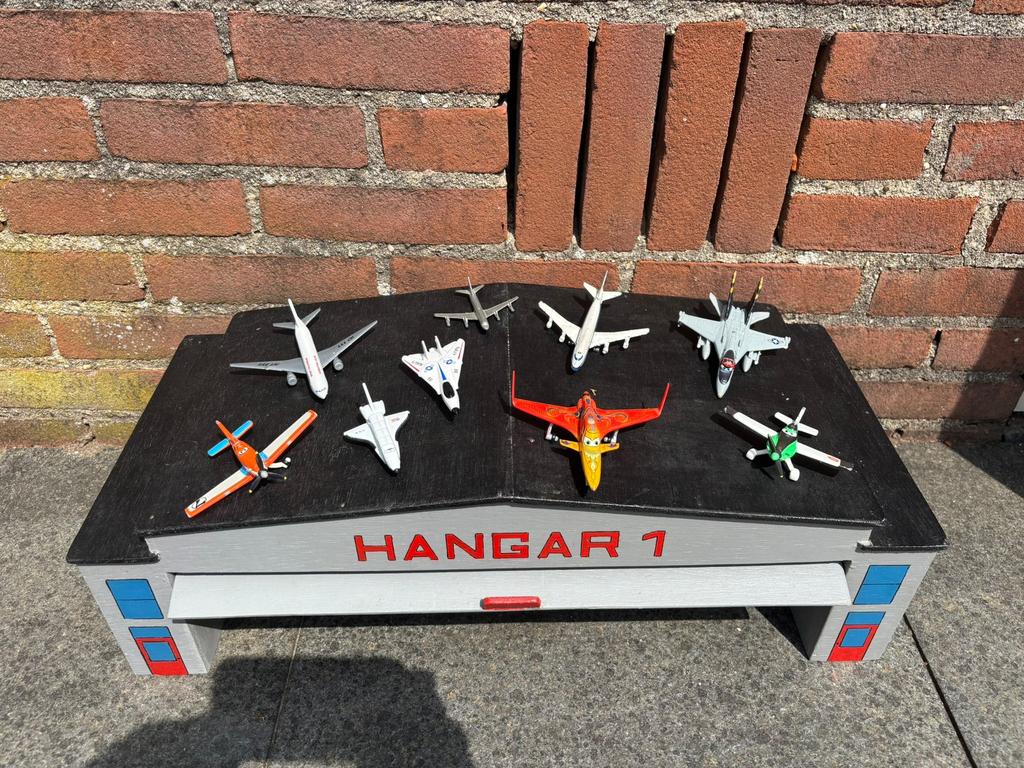 HOUTEN VLIEGTUIG HANGAR MET VLIEGTUIGJES, Overige merken, 1:72 tot 1:144, Gebruikt, Ophalen of Verzenden