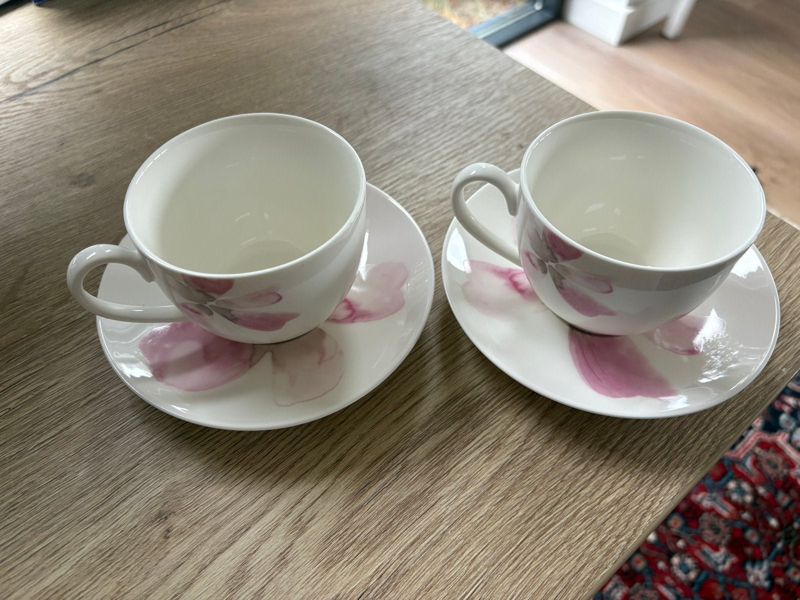 Twee Margriet New Bone China kop en schotels met bloemmotief, Overige merken, Ophalen of Verzenden, Zo goed als nieuw, Modern