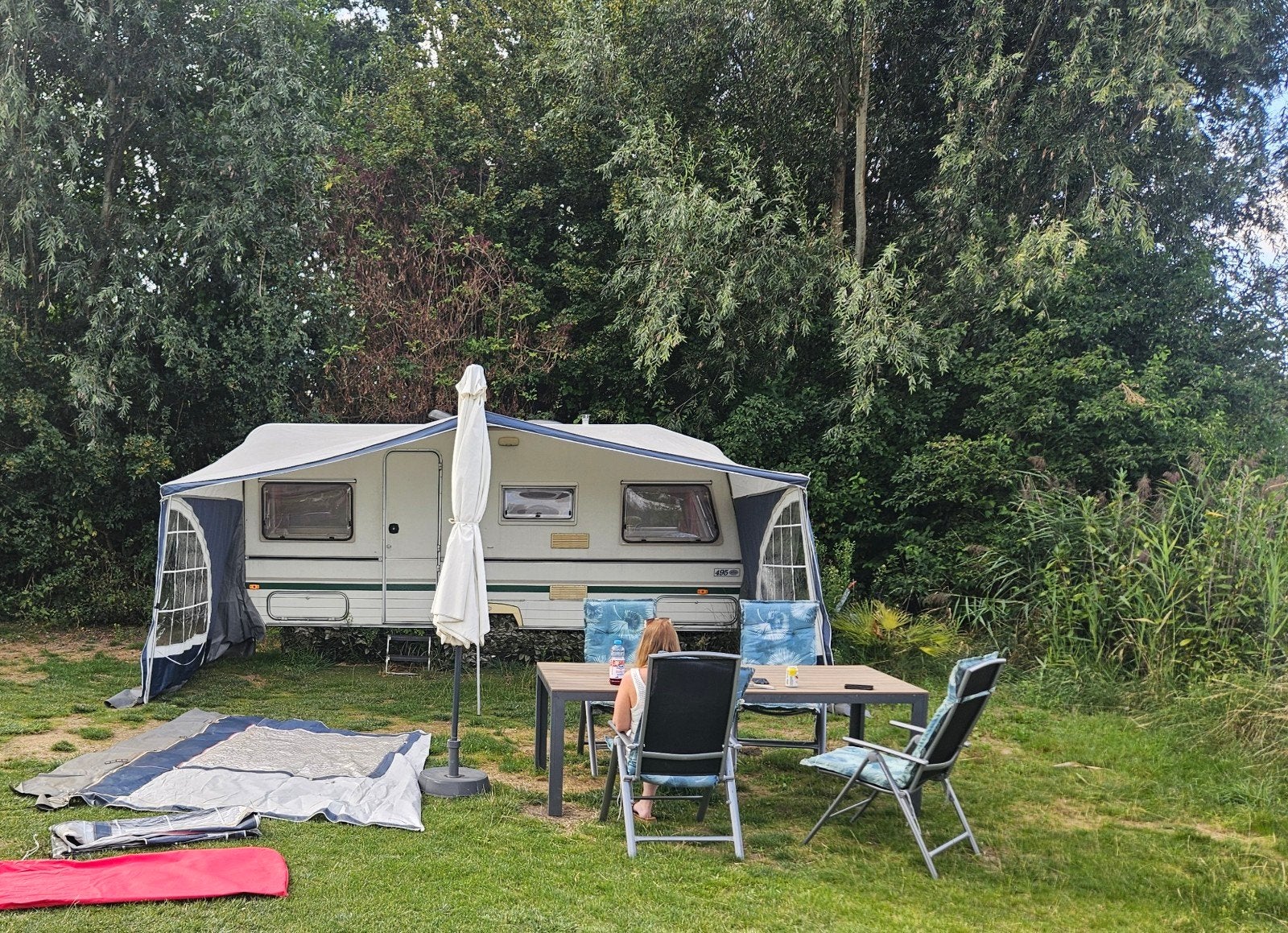 Ruime 4p caravan, met zo goed als nieuwe Dorèma voortent, Chateau, Rondzit, Particulier, Tot en met 4
