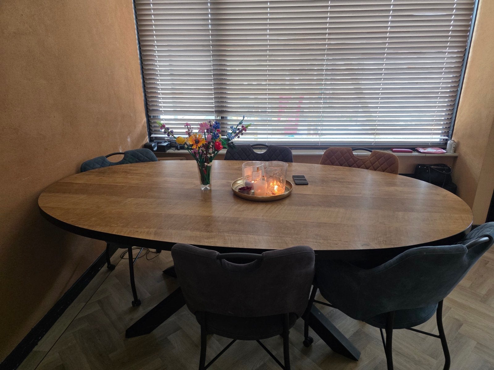 Ovale eettafel met houtlook blad en metalen onderstel, Gebruikt, 100 tot 150 cm, Industrieel, Modern, 150 tot 200 cm