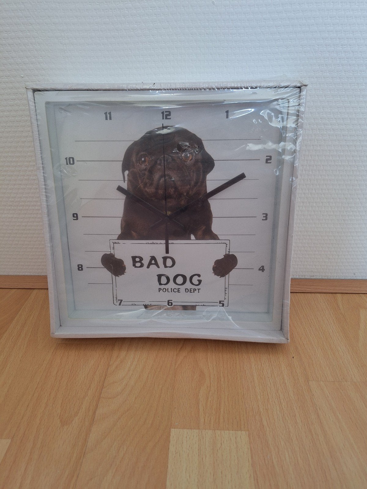 Wandklok "Bad Dog" - Nieuw in verpakking, Huis en Inrichting, Woonaccessoires | Klokken, Ophalen of Verzenden