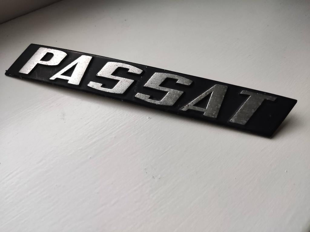 Volkswagen Passat 321853687C embleem logo, Ophalen of Verzenden
