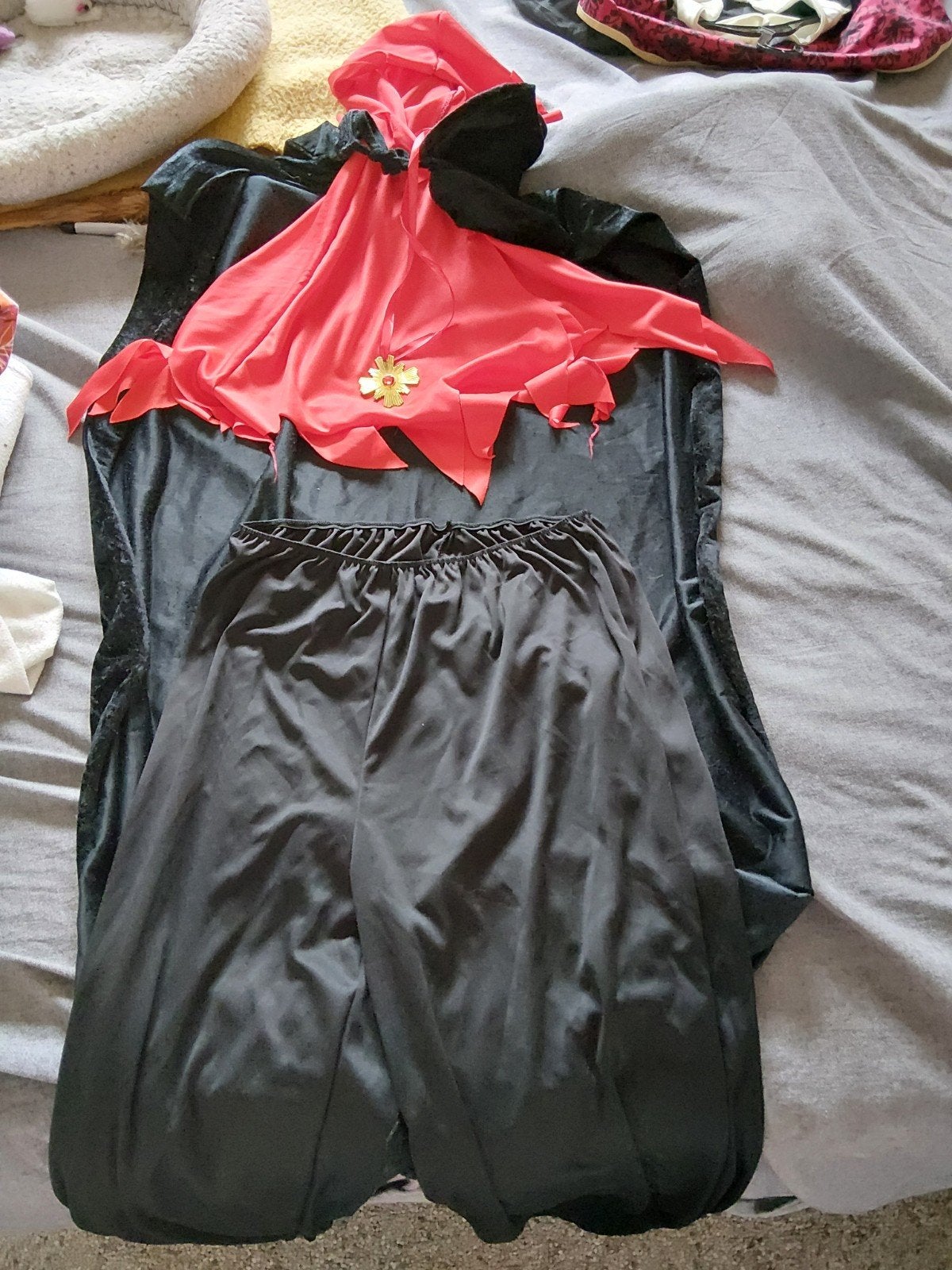 Halloween outfit: broek, cape, hood met hals en ketting (M), Ophalen of Verzenden, Zo goed als nieuw, 158 t/m 164, Jongen of Meisje