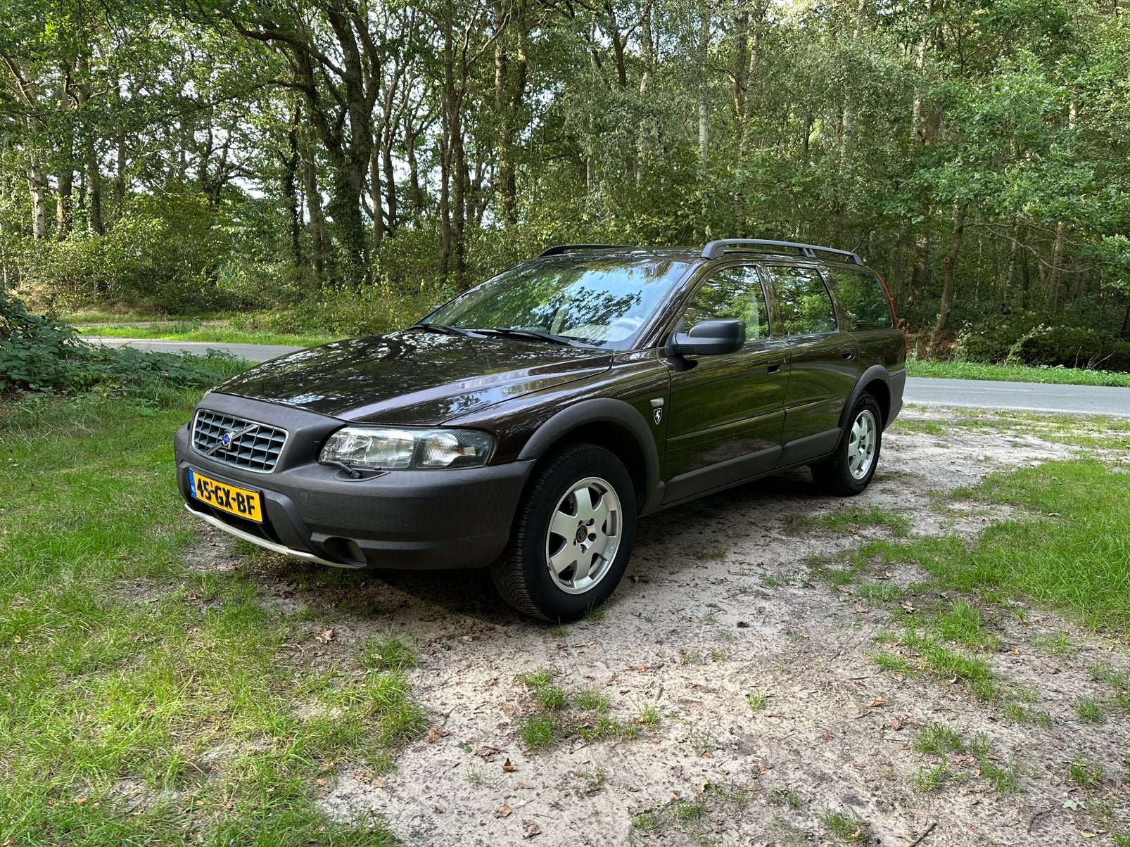 Volvo V70 2.4 T XC 4WD, AUT, 2001 Bruin, 200pk, Automaat, Dealer onderhouden, 1800 kg, Beige
