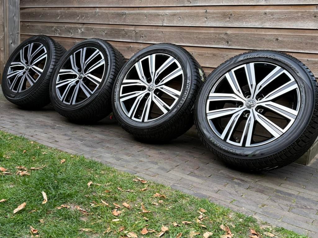 Orig DEMO Toyota Corolla Cross 18 inch velgen + winterbanden, Auto-onderdelen, 18 inch, Gebruikt, Banden en Velgen, Personenwagen