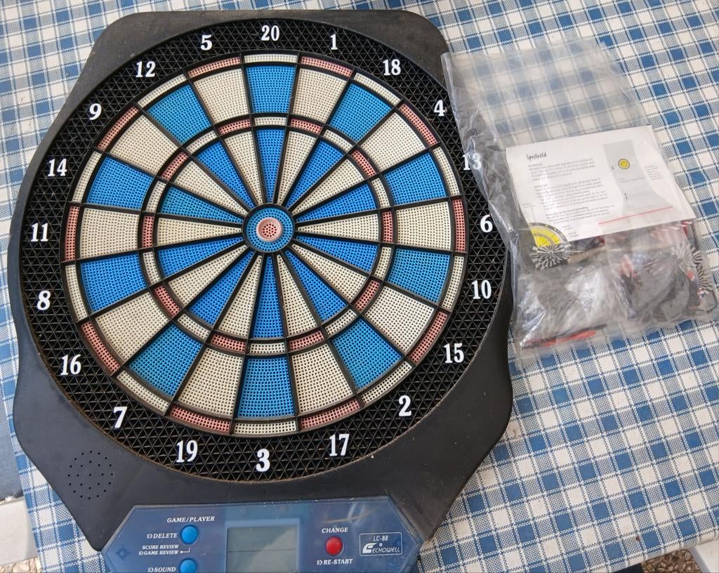 Elektronisch dartbord met 6 pijlen en extra tips, Ophalen of Verzenden, Gebruikt, Dartbord met pijlen, Soft tip