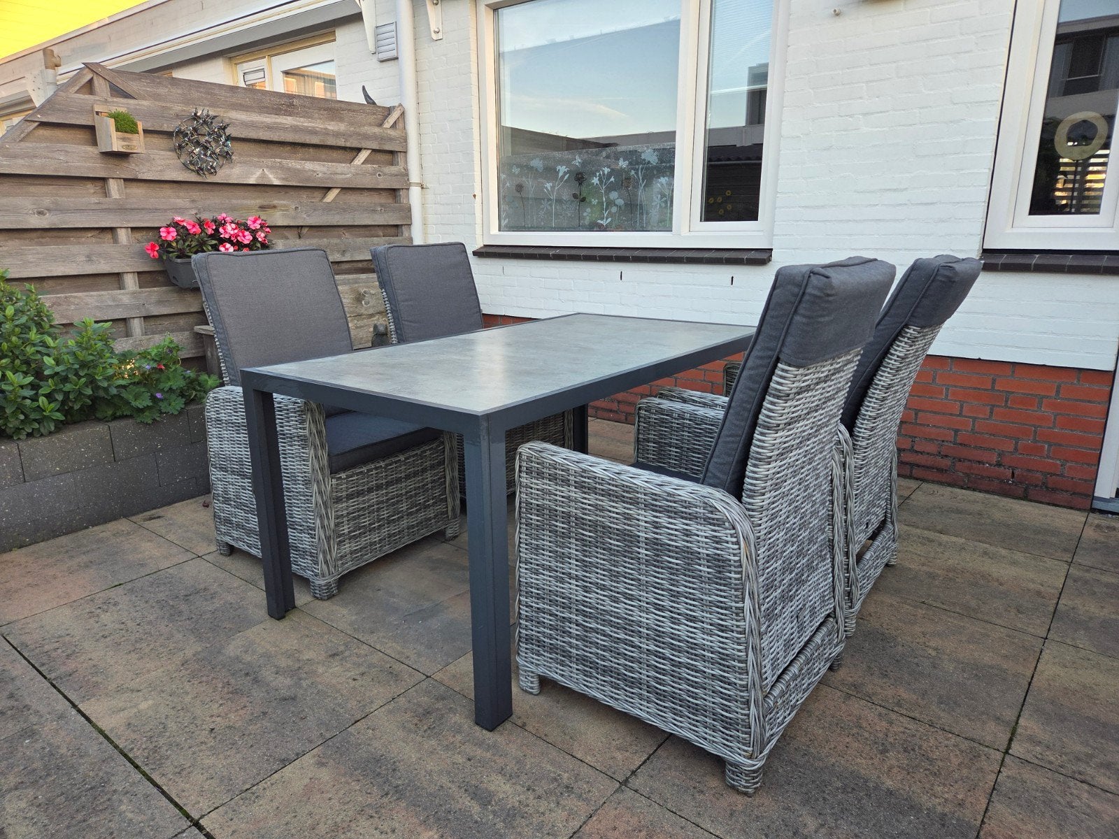 Tuinset - Tafel met 4 verst. stoelen, Tuin en Terras, Ophalen, 4 zitplaatsen, Kunststof, Zo goed als nieuw