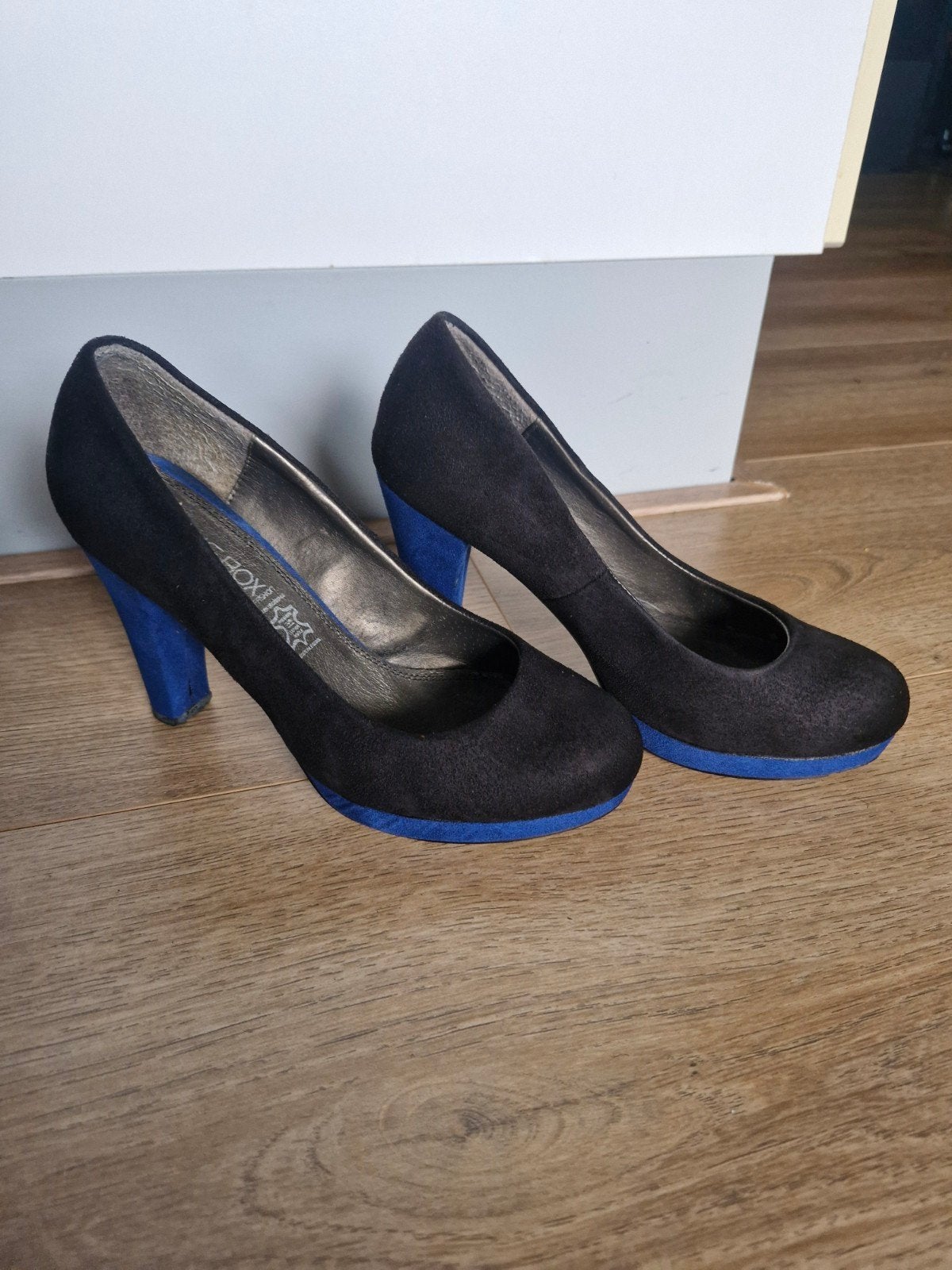 Zwart/ kobaltblauwe schoenen hakken mt 36, Blue Box, Pumps, Zwart, Ophalen of Verzenden