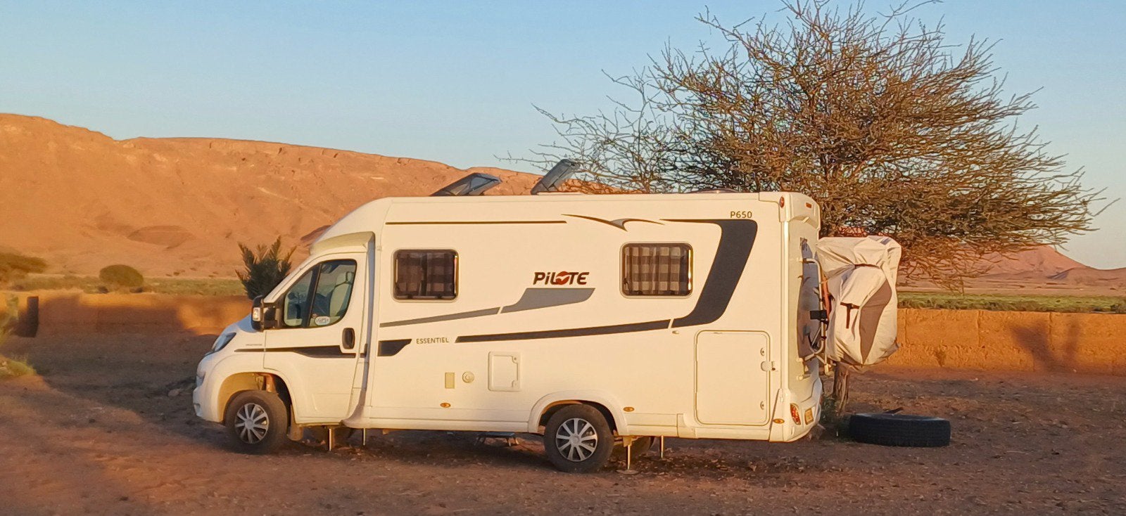 Te koop: Prachtige, Pilote Essentiel P650 met Queensbed, Ringverwarming, Startonderbreker, Fiat, Pilote