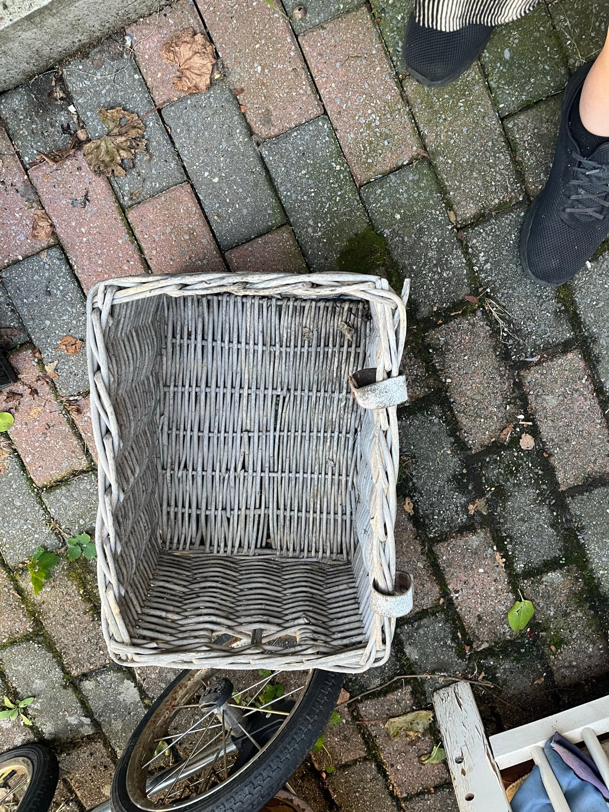 Grijze rieten fietsmand voorop, Fietsen en Brommers, Ophalen of Verzenden, Gebruikt, Fietsmand, Stuurbevestiging