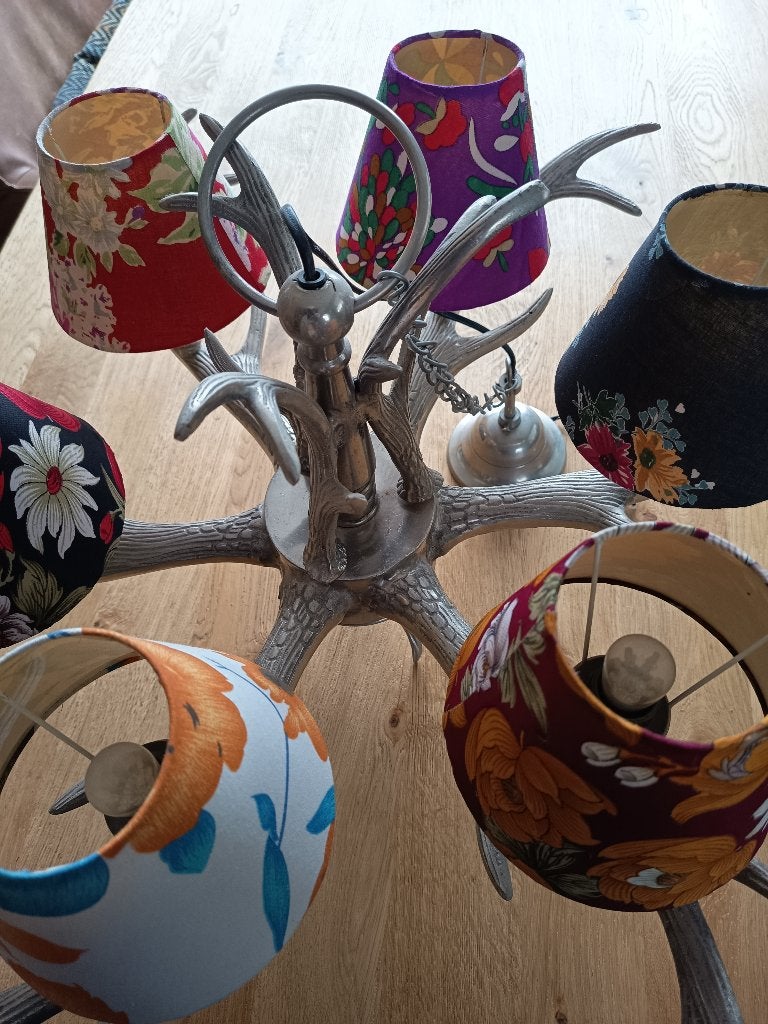 unieke hanglamp met stalen gewei en fleurige kapjes, Ophalen, Metaal, Klassiek, modern, eigentijds, landelijk, E14 (klein)