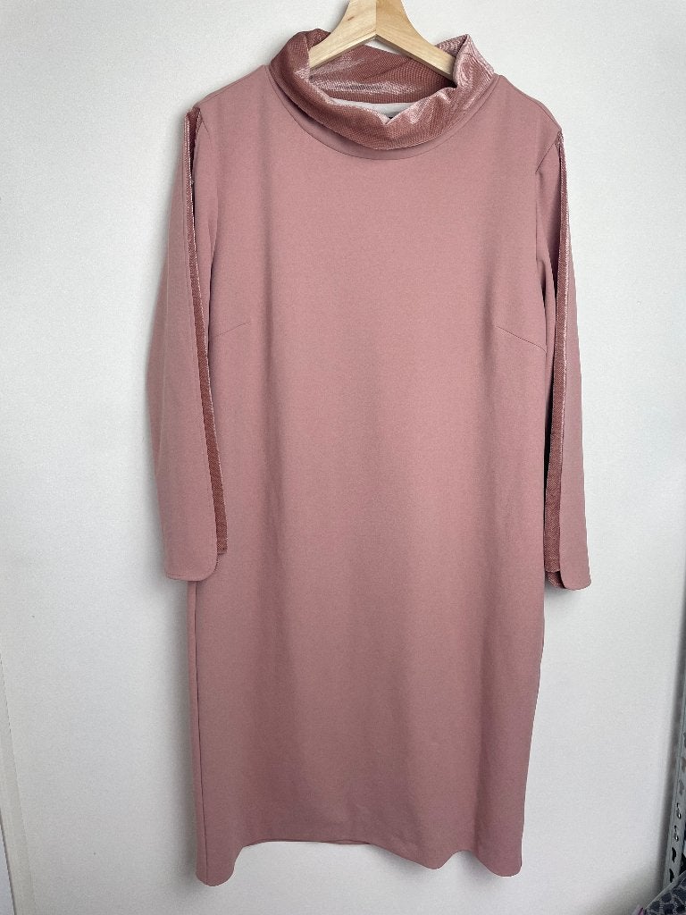 Lilytime oudroze jurk rechtvallend fluwelen details 44, Kleding | Dames, Jurken, Lilyfield, Maat 42/44 (L), Ophalen of Verzenden