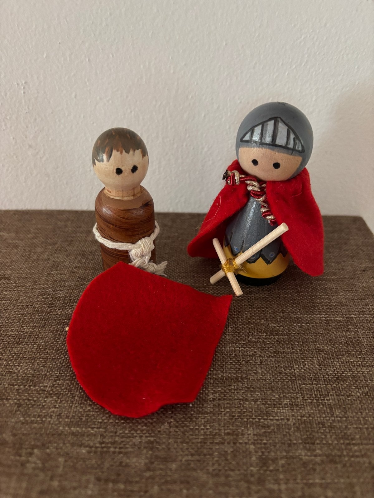 Houten poppetjes: Sint Maarten en de bedelaar, Ophalen of Verzenden, Gebruikt, Jongen of Meisje