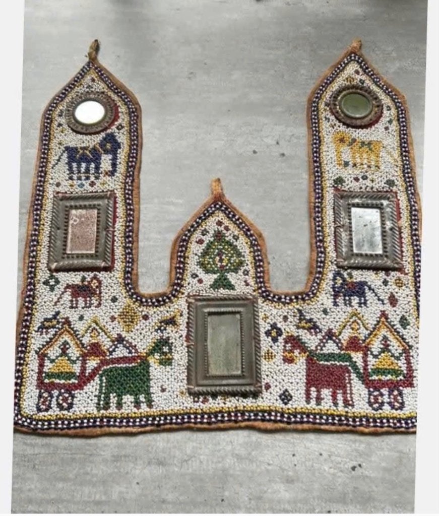 Handgemaakt Indiaas wandkleed versierd met kralen en spiegel, Ophalen of Verzenden