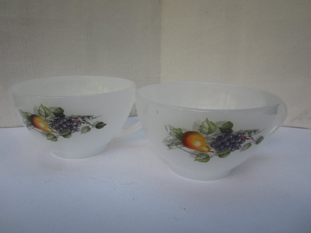 2 oude arcopal kopjes met fruit motief, Huis en Inrichting, Keuken | Servies, Ophalen of Verzenden, Zo goed als nieuw, Glas, Kop(pen) en/of Schotel(s)