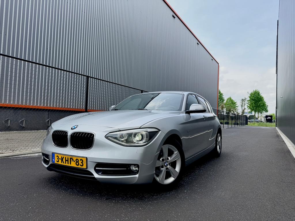 BMW 1-Serie 114i SPORT | 5-deurs | Navigatie | Climate | NAP, 1-Serie, 4 cilinders, 19 km/l, 1265 kg