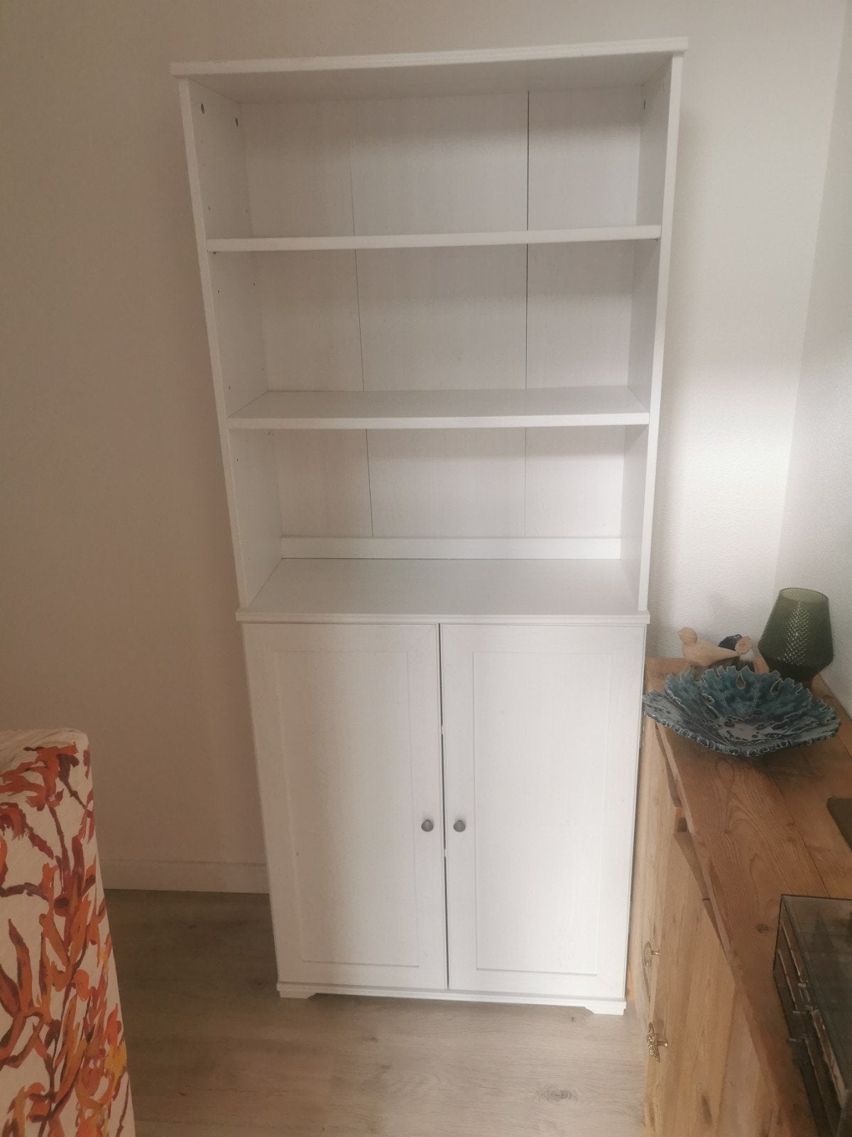 Witte boekenkast met deuren en planken, Huis en Inrichting, Ophalen, Met deur(en), 50 tot 100 cm, Zo goed als nieuw