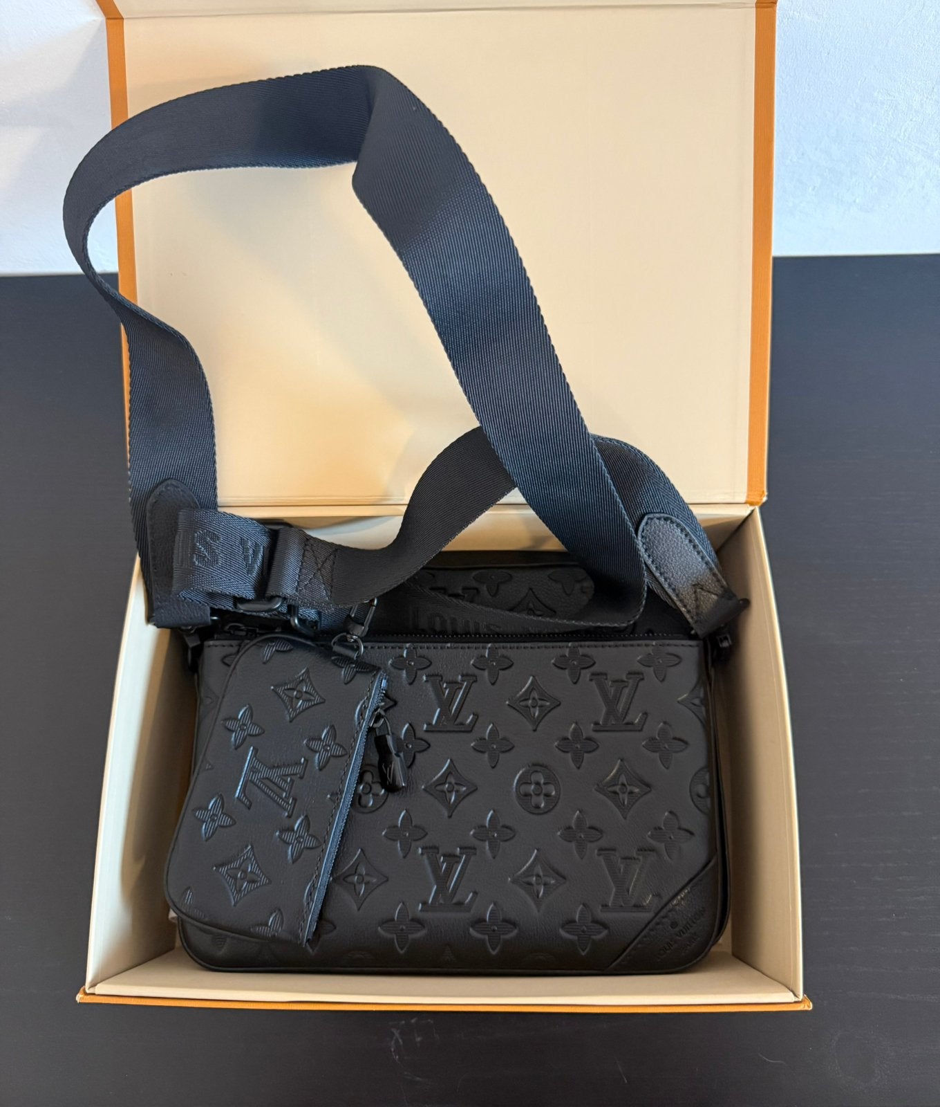 Louis Vuitton trio messenger bag, Ophalen, Zwart