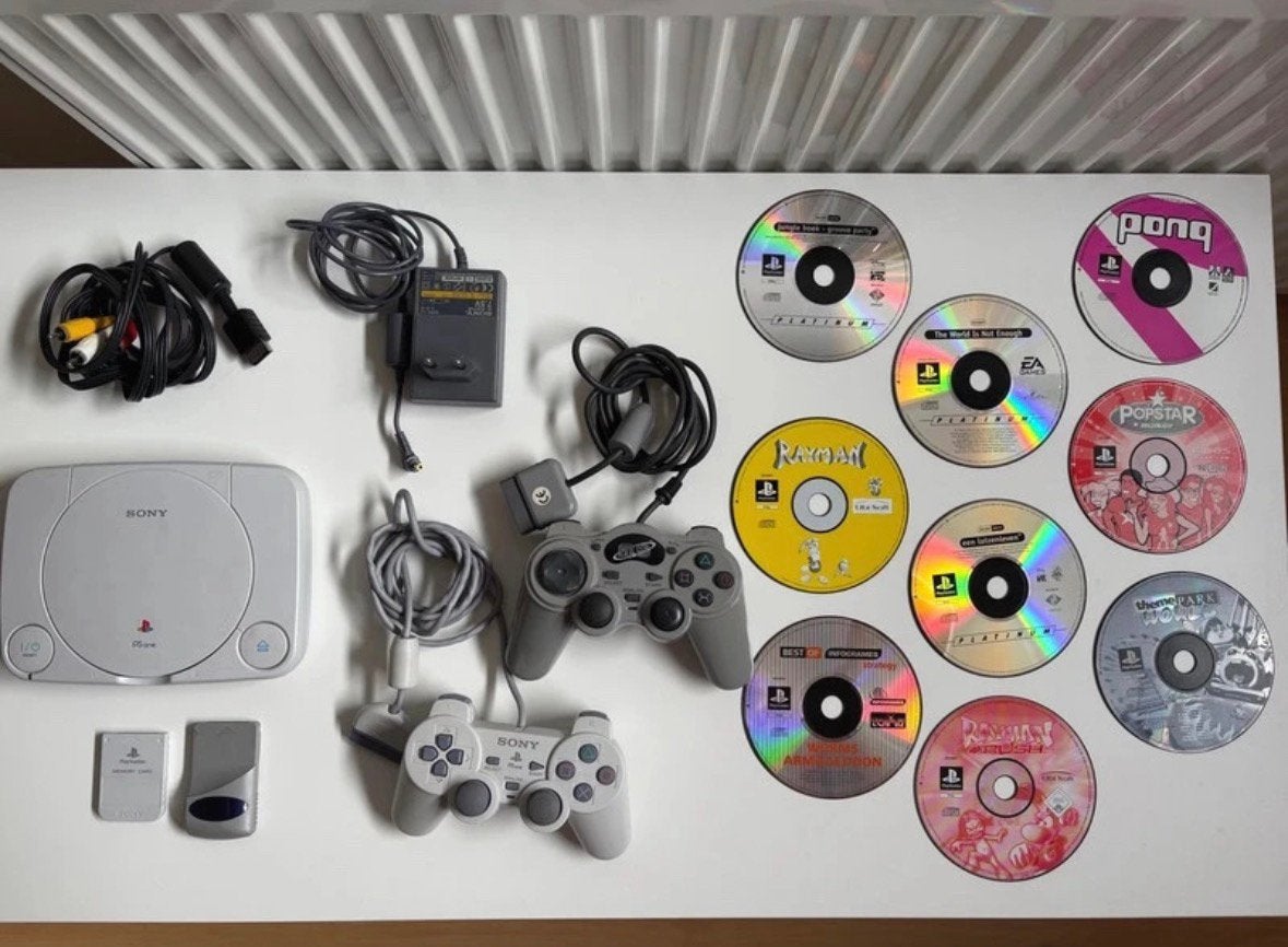 PlayStation 1 console, 2 memorycards 2 controllers 9 spellen, Spelcomputers en Games, Ophalen of Verzenden, Zo goed als nieuw