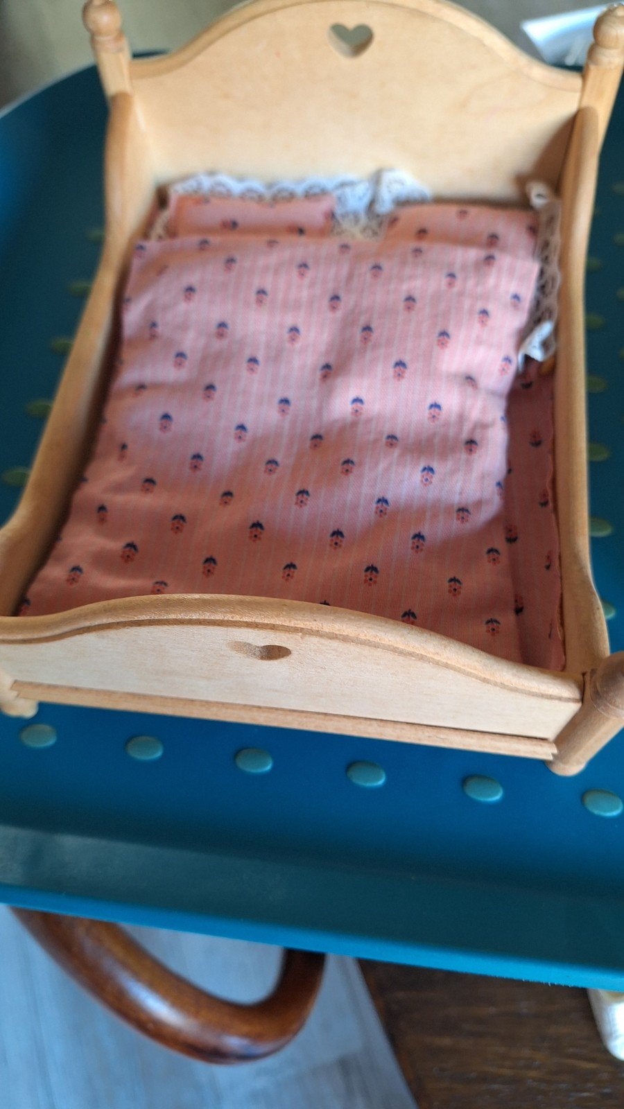 2 houten poppenbedjes met roze beddengoed, Ophalen of Verzenden, Gebruikt, Toebehoren