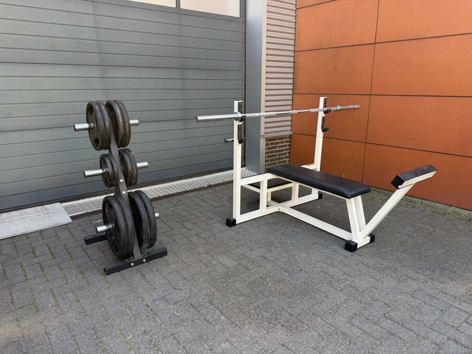 Technogym Vlakke Bench Press , 135kg Gewichten , Barbell, Ophalen, Gebruikt, Fitnessbank