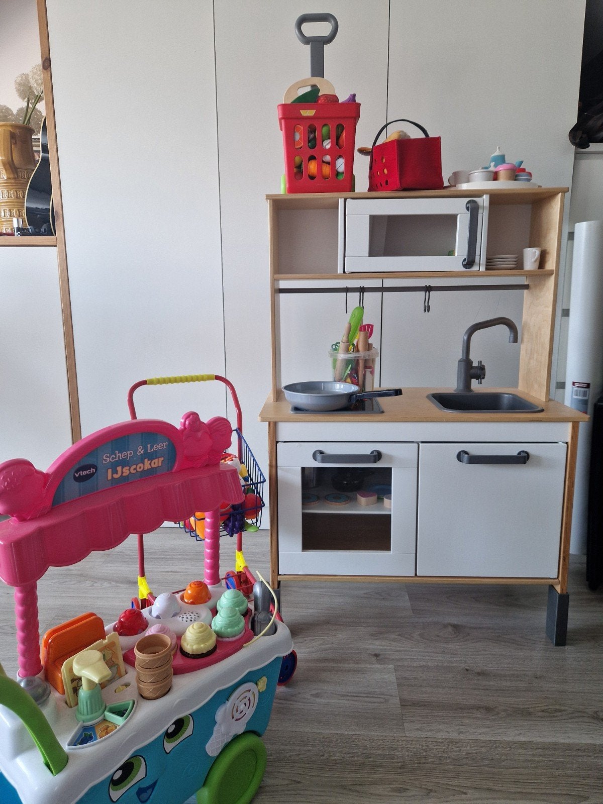 Grote speelkeuken met accessoires en Vtech ijscokar, Ophalen, Zo goed als nieuw
