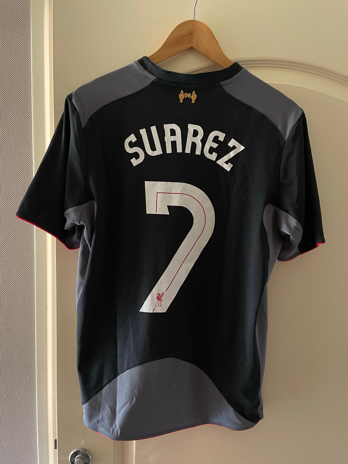 Liverpool Suarez shirt (M), Maat 48/50 (M), Zwart, Ophalen of Verzenden, Voetbal