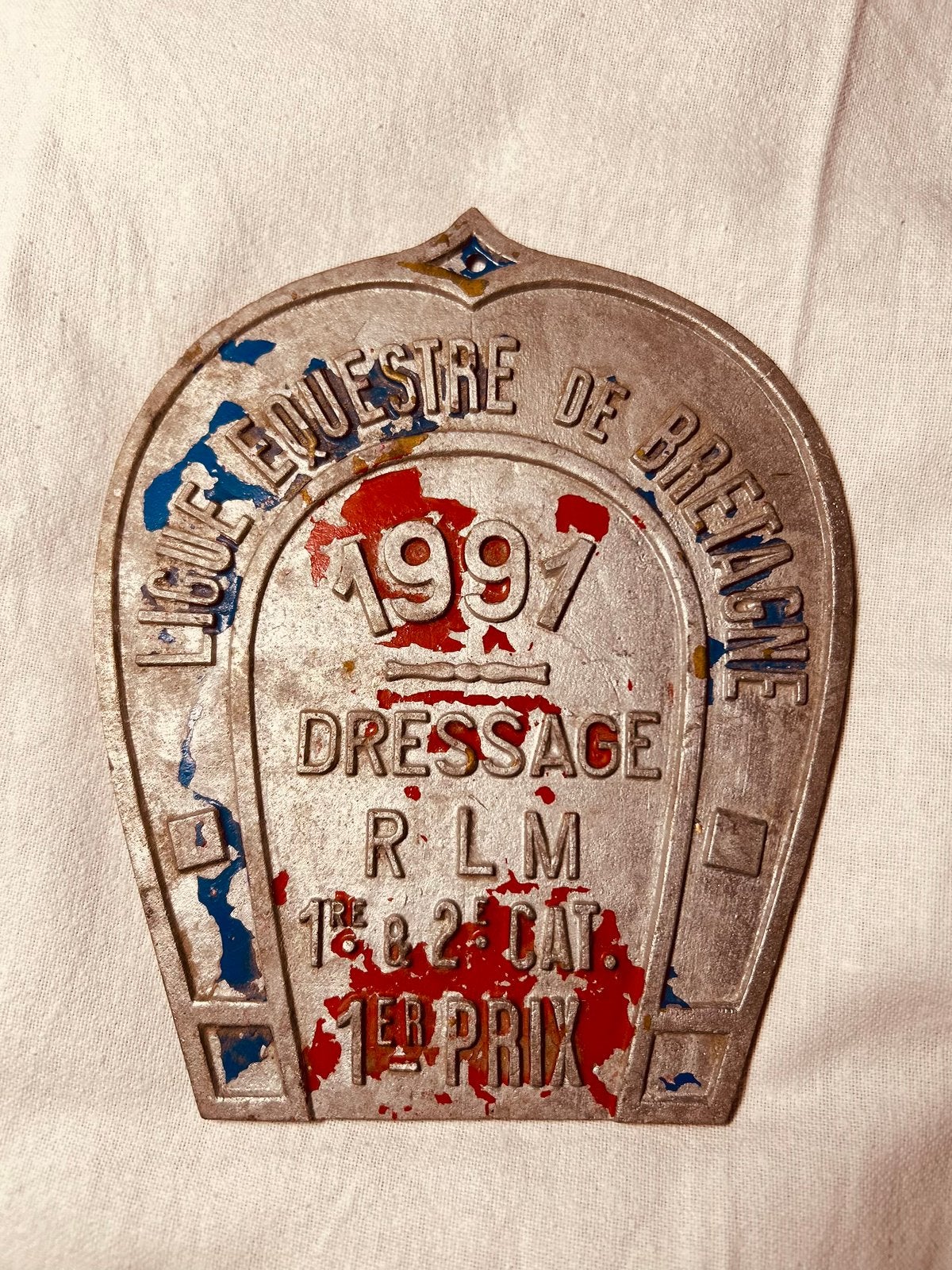 2 x Franse gietijzeren herinnerings plaquette paardensport, Ophalen of Verzenden