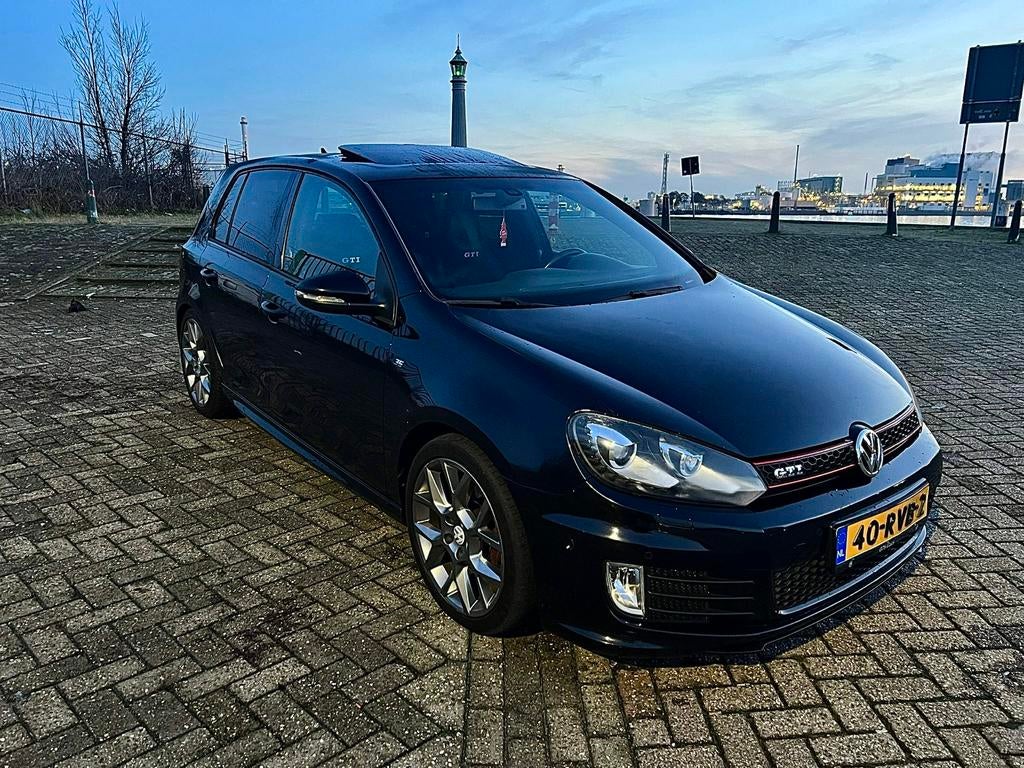 Volkswagen Golf 6 GTI 35 - 330+ PK | PANO | DSG BEARLOCK |, Auto's, Zwart, 4 cilinders, 1984 cc, Zwart