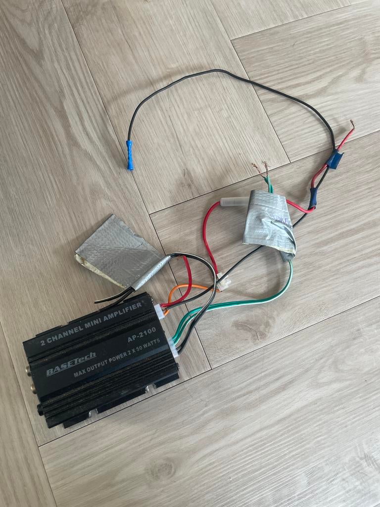 Basetech AP-2100 Mini Versterker 2x 50W 12V, Auto diversen, Ophalen, Zo goed als nieuw