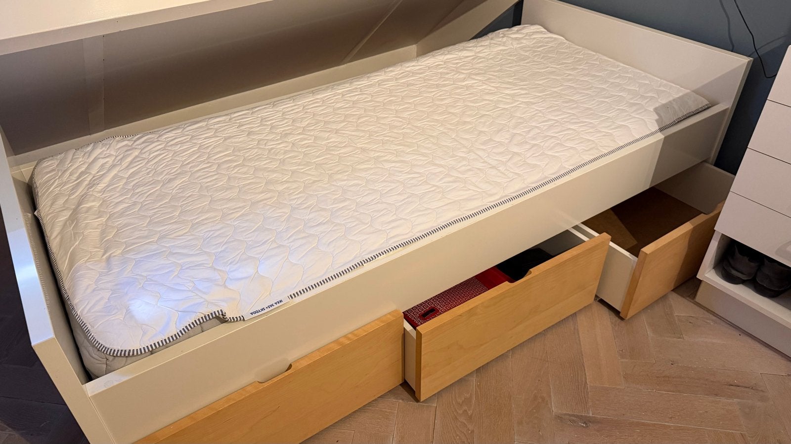 IKEA eenpersoonsbed met 3 opberglades en matras, Ophalen, 100 cm, Eenpersoons, Zo goed als nieuw