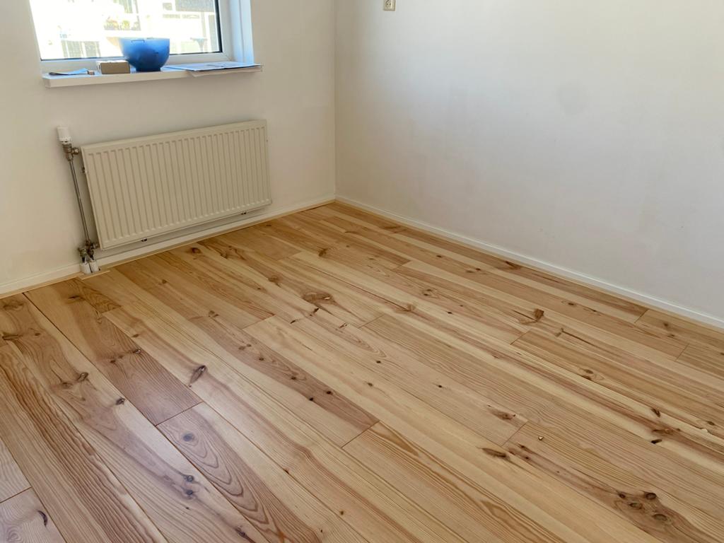 nieuwe afgelakte grenen vloer, Doe-het-zelf en Verbouw, Vloerdelen en Plavuizen, Zo goed als nieuw, 10 m² of meer, 10 tot 30 cm