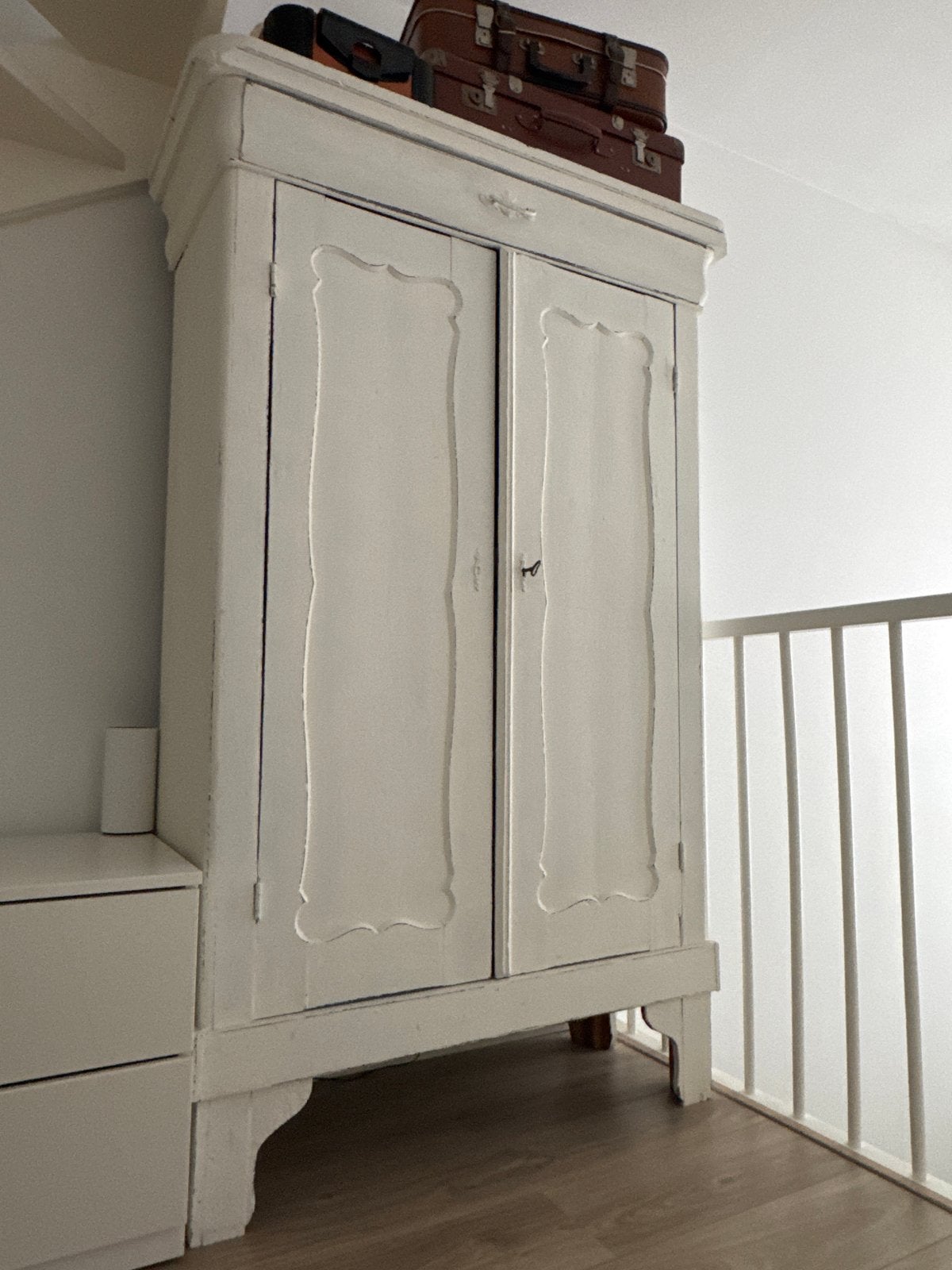 Biedermeier kast wit geverfd, Ophalen