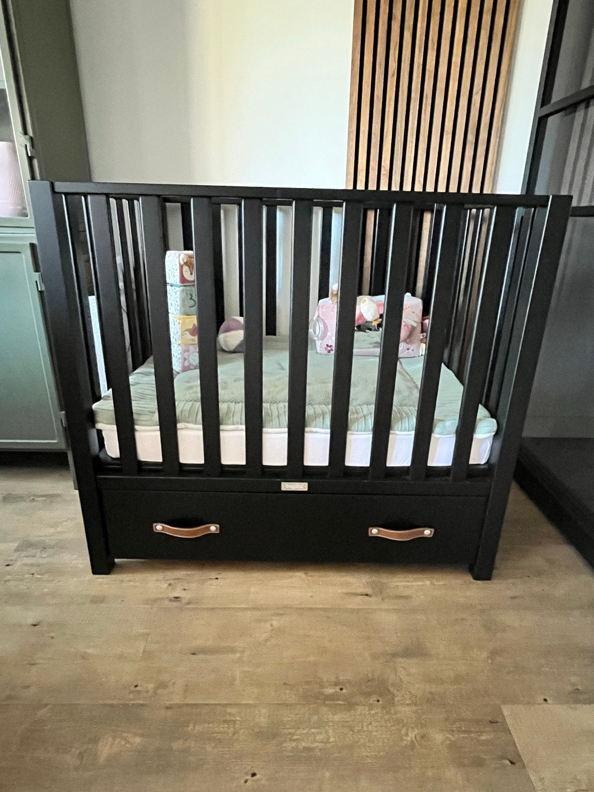 Zwarte box bopita incl lade met extra dik matras en boxkleed, Ophalen, Zo goed als nieuw, Vierkant, In hoogte verstelbaar