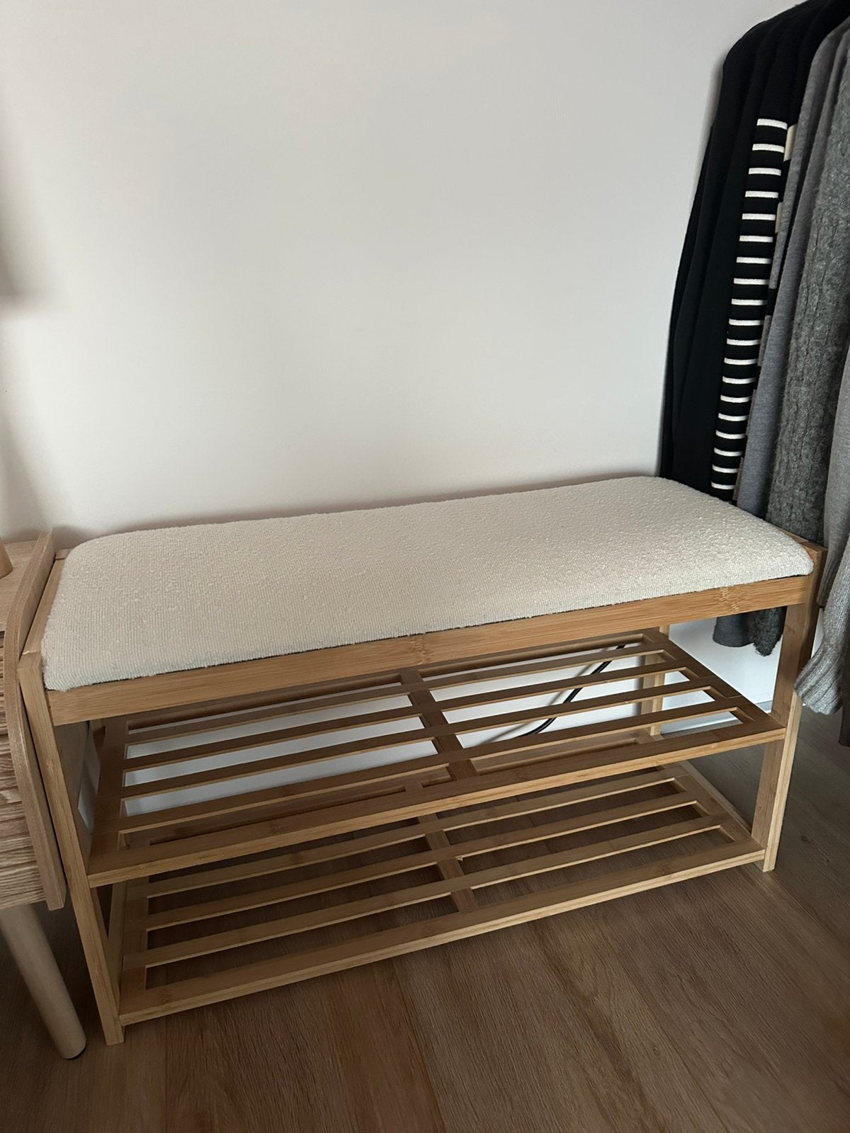 Boucle Teddy Bankje Schoenenrek Halbankje Bamboe Hout, Ophalen, Gebruikt