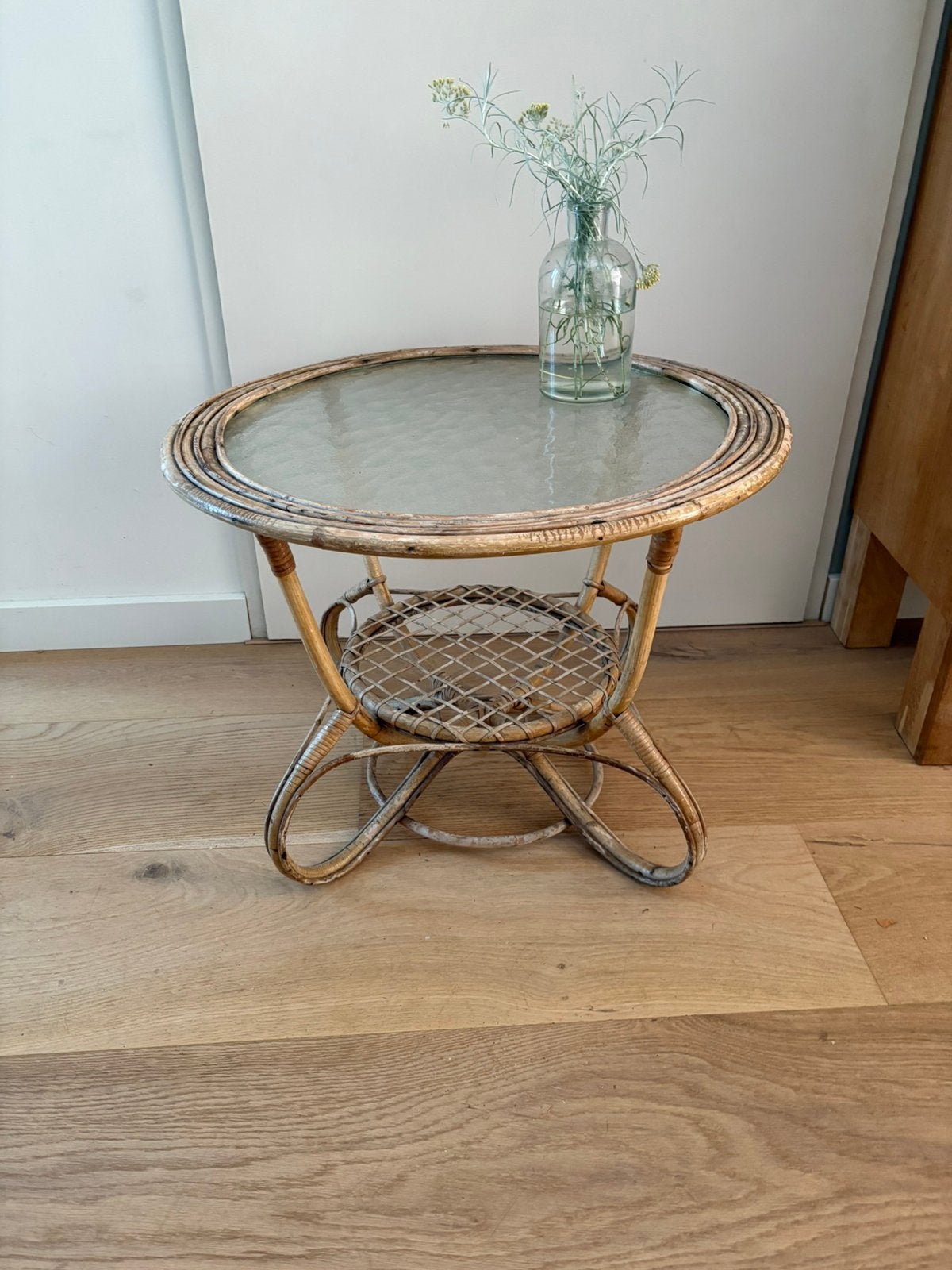 Elegante rotan bijzettafel, tijdschriftrek,getextureerd glas, Huis en Inrichting, Tafels | Bijzettafels, Rond, 55 tot 75 cm, Rotan