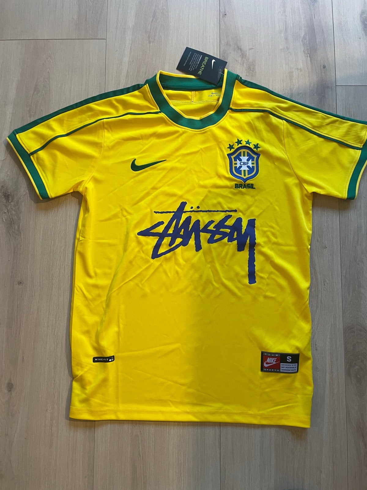 Nike x Stussy Brazilië Voetbalshirt Maat S Nieuw, Sport en Fitness, Voetbal, Maat S, Ophalen of Verzenden, Nieuw, Shirt