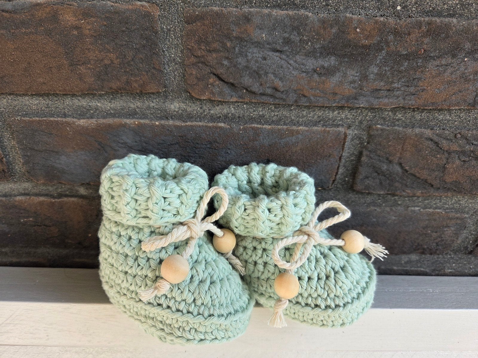 Gehaakte babyslofjes - Mintgroen met houten kralen, Slofjes, Jongetje of Meisje, Handgemaakt, Nieuw