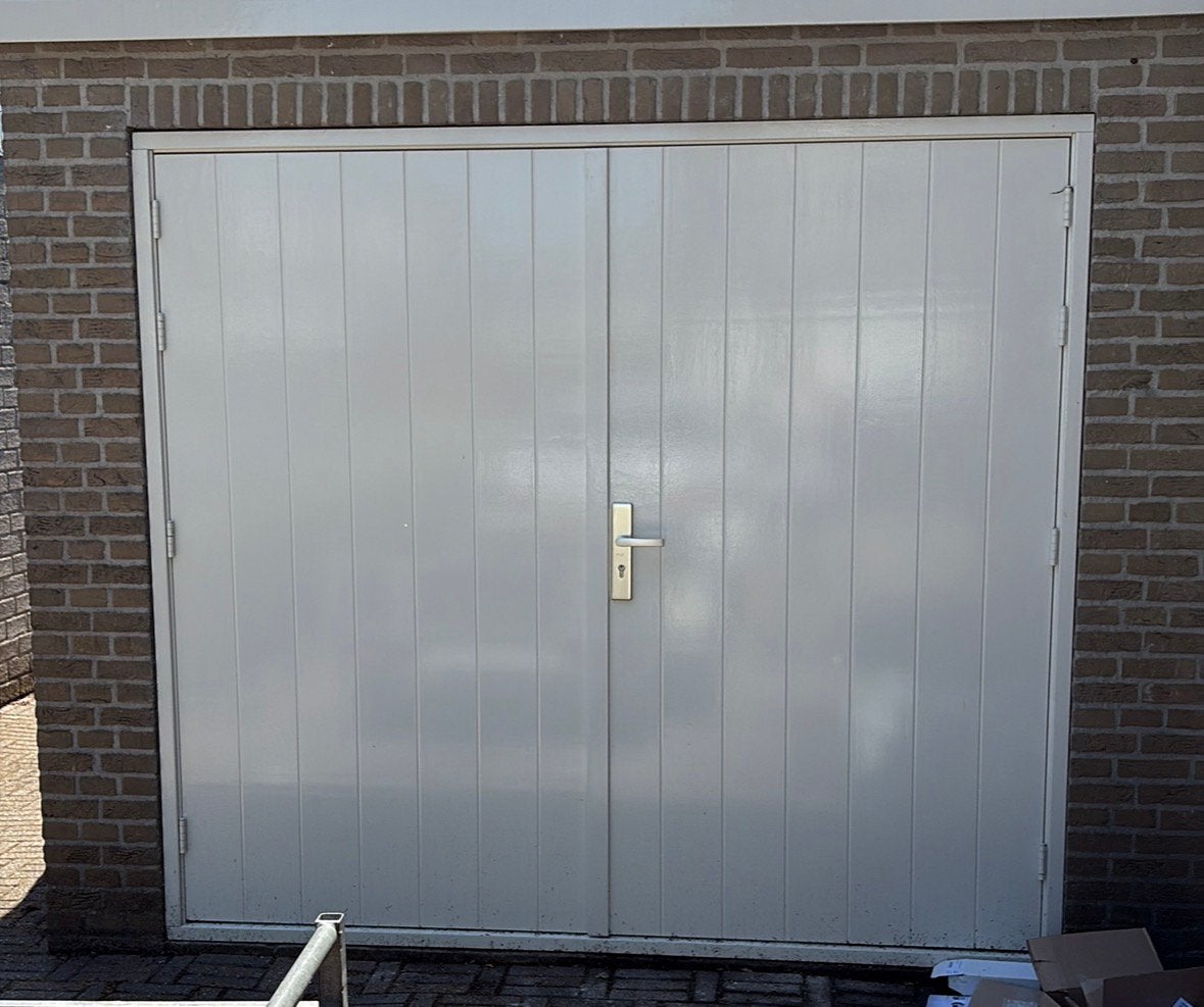 Garage deuren 1 jaar oud met 3 puntsluiting !, Ophalen, Garagedeur, Zo goed als nieuw, 120 cm of meer